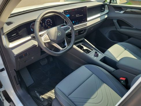 New 2026 Volkswagen Tiguan SE FWD image 30
