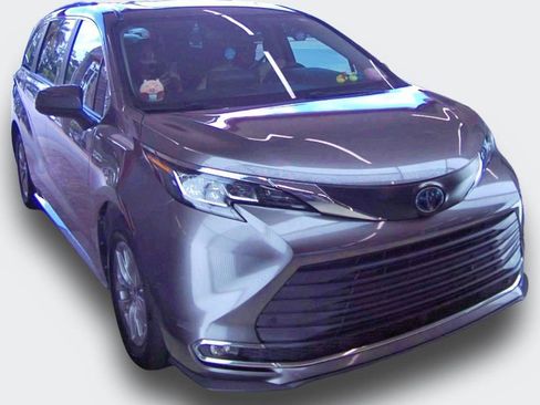 Used 2023 Toyota Sienna XLE FWD image 2