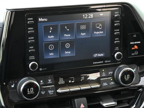 Used 2020 Toyota Highlander XLE image 18