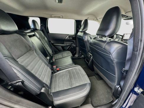 Used 2025 Mitsubishi Outlander SE FWD image 18