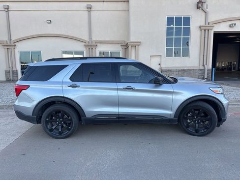 Used 2023 Ford Explorer Limited w/ Limited Technology Package image 18