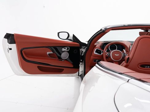 Used 2021 Aston Martin DB11 Volante RWD image 18