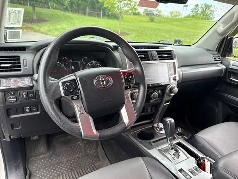 Used 2022 Toyota 4Runner SR5 Premium w/ Moonroof Package AWD/4WD image 17