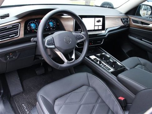 Certified 2025 Volkswagen Atlas SE image 10