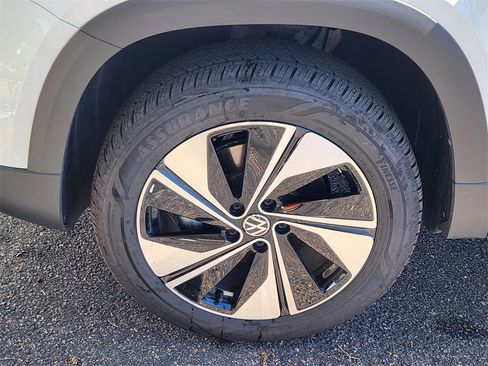 Used 2025 Volkswagen Taos SE image 30