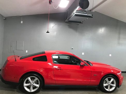 Used 2010 Ford Mustang GT RWD image 2