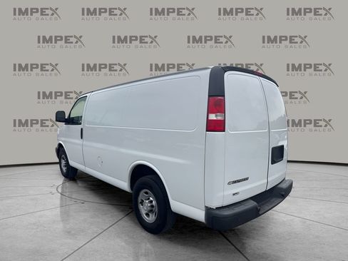 Used 2017 Chevrolet Express 2500 RWD image 2