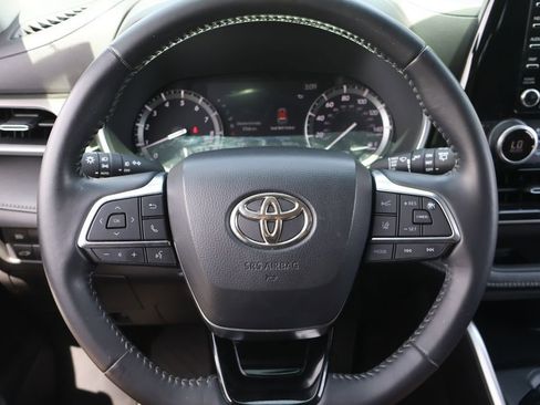 Used 2021 Toyota Highlander XLE FWD image 19