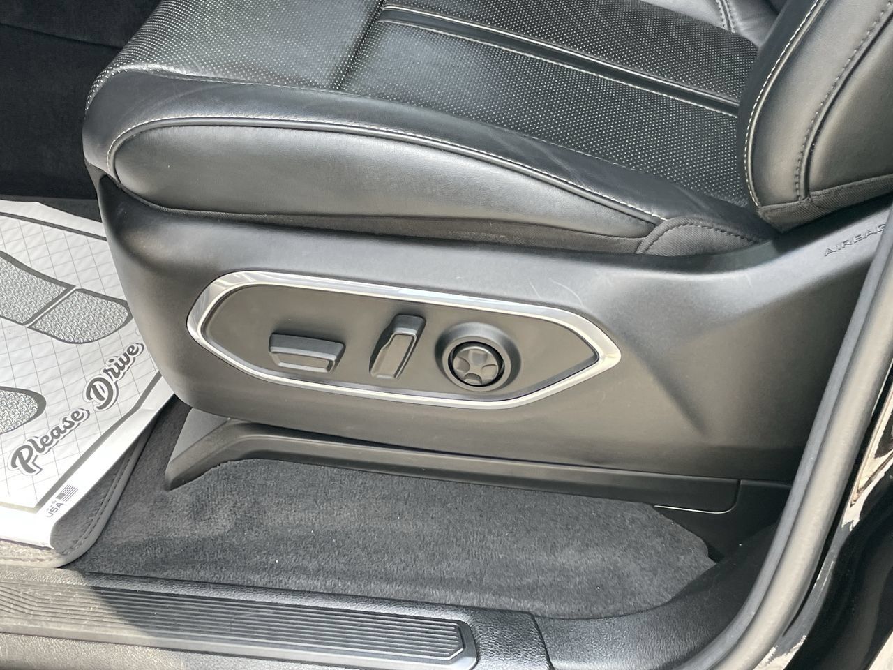 Used 2022 Jeep Wagoneer Series III AWD/4WD image 28