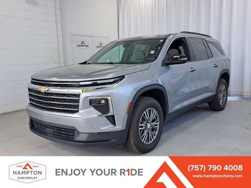 Used 2025 Chevrolet Traverse LT image 1