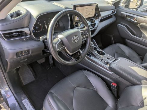 Used 2023 Toyota Highlander Limited image 16