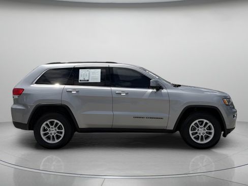 Used 2019 Jeep Grand Cherokee Laredo RWD image 2