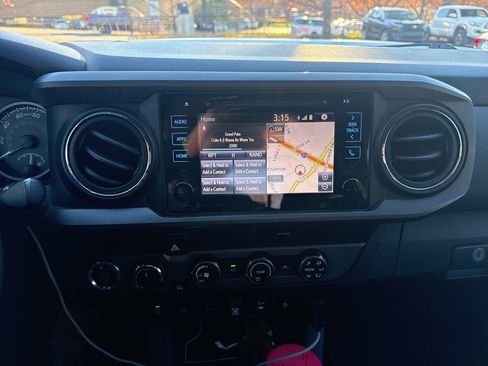 Used 2019 Toyota Tacoma TRD Off-Road image 9