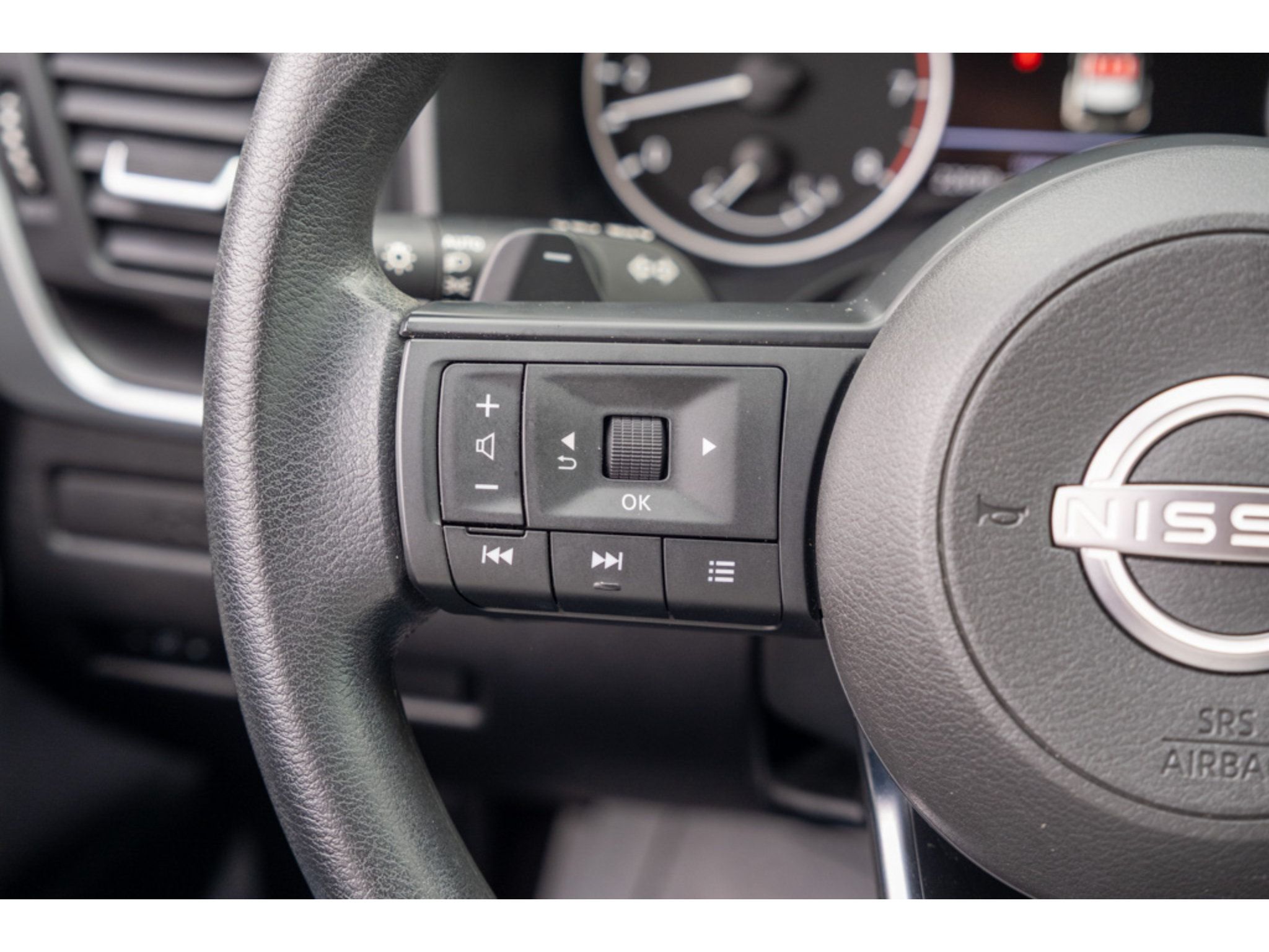 Used 2023 Nissan Rogue S FWD image 17