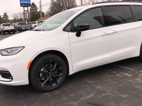 New 2026 Chrysler Pacifica Select image 4