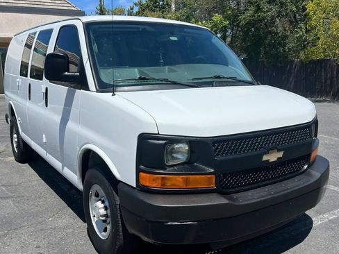 Used 2015 Chevrolet Express 2500 RWD image 3