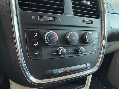 Used 2013 Dodge Grand Caravan SE FWD image 22