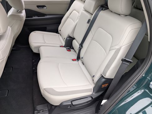 Used 2025 Nissan Pathfinder SL FWD image 17