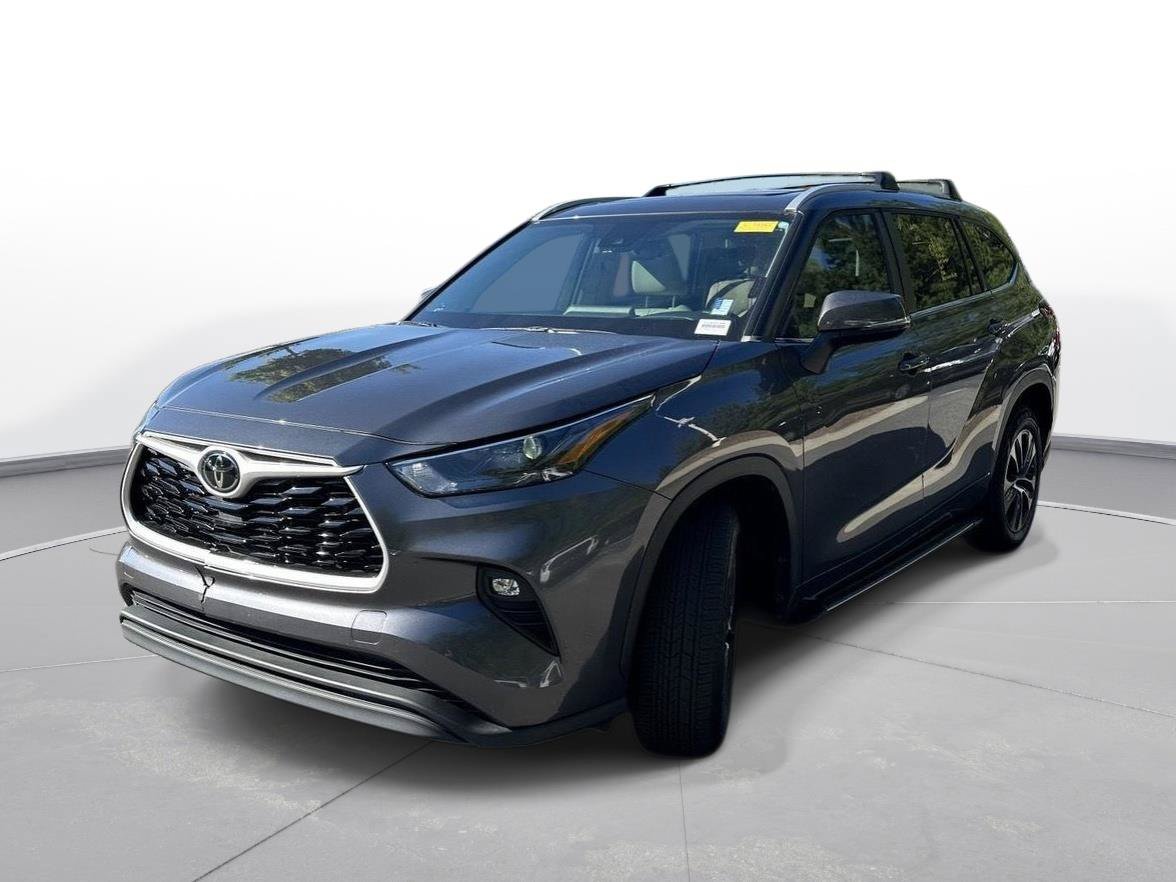 Used 2023 Toyota Highlander XLE FWD image 2
