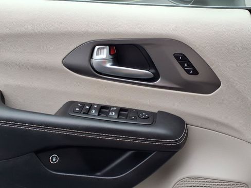 Used 2023 Chrysler Pacifica Touring-L FWD image 23