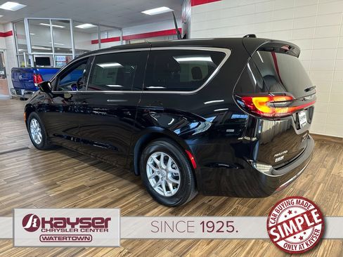 New 2026 Chrysler Pacifica Select image 3