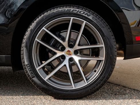 Certified 2025 Porsche Macan image 18