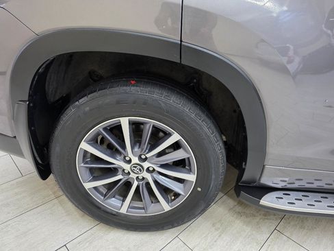 Used 2017 Toyota Highlander SE FWD image 44