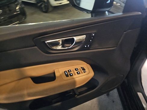 Used 2020 Volvo XC60 T6 Momentum w/ Premium Package image 19