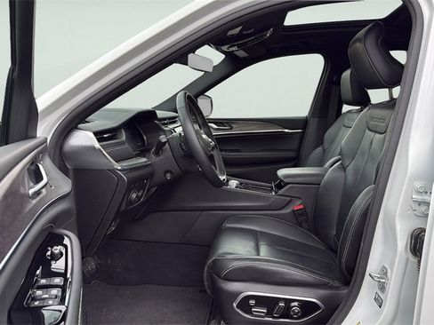 Used 2022 Jeep Grand Cherokee Overland w/ Advanced Protech Group III image 23