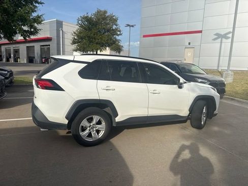 Used 2020 Toyota RAV4 XLE FWD image 3