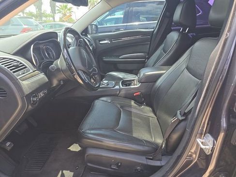 Used 2018 Chrysler 300 Limited AWD/4WD image 5