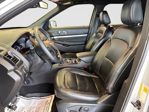 Used 2019 Ford Explorer XLT w/ Equipment Group 202A image 10