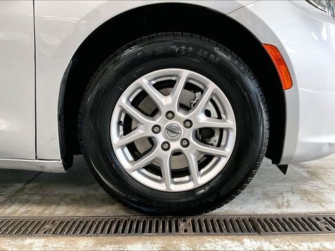 Used 2024 Chrysler Pacifica Touring-L image 8