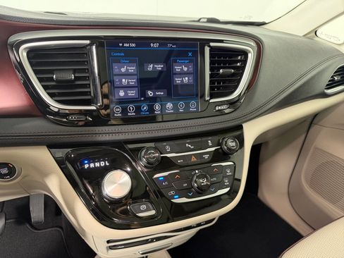 Used 2018 Chrysler Pacifica Limited FWD image 15