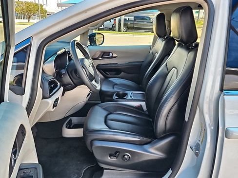 Used 2024 Chrysler Pacifica Limited FWD image 16