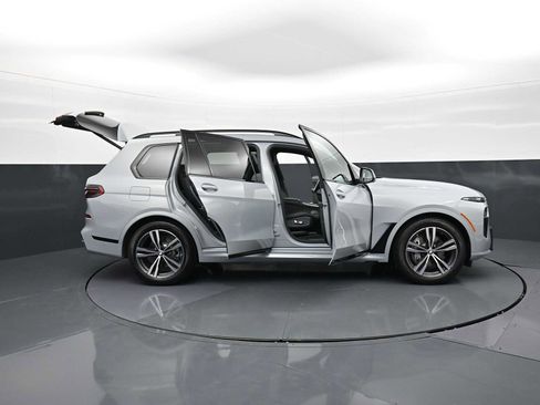 Used 2026 BMW X7 xDrive40i w/ Executive Package image 34