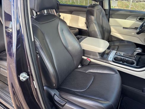 Used 2024 Kia Carnival LX image 37