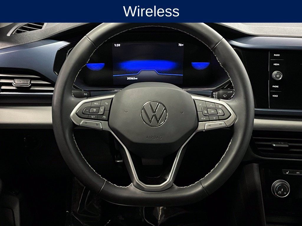 Used 2023 Volkswagen Taos SE w/ Panoramic Sunroof Package FWD image 9
