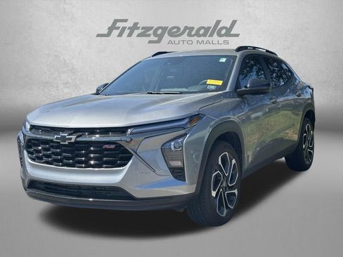 Used 2025 Chevrolet Trax RS w/ Driver Confidence Package FWD image 2