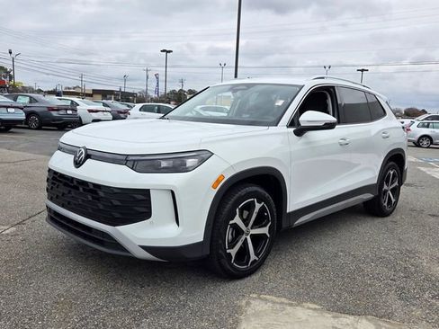 Used 2025 Volkswagen Tiguan SE image 3
