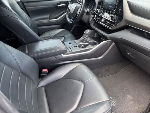 Used 2020 Toyota Highlander XLE FWD image 39