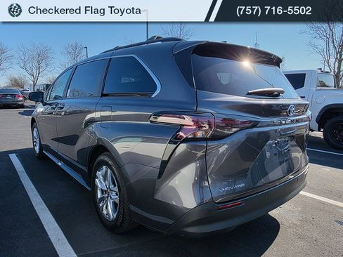 Used 2025 Toyota Sienna XLE w/ XLE Plus Package image 4