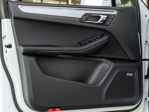 Certified 2026 Porsche Macan AWD/4WD image 20