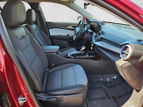 Used 2025 Chevrolet Trax LT w/ LT Convenience Package FWD image 25