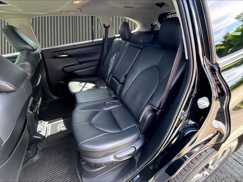 Used 2020 Toyota Highlander XLE AWD/4WD image 27
