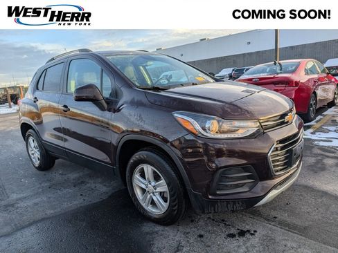 Used 2022 Chevrolet Trax LT w/ LT Convenience Package image 1