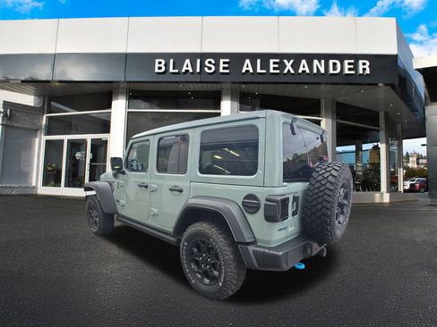 Used 2023 Jeep Wrangler Unlimited w/ Sun & Screen Package image 8