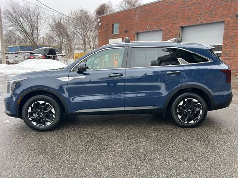 Certified 2025 Kia Sorento S w/ Panoramic Sunroof Package image 2