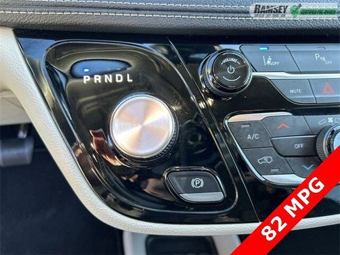 Certified 2024 Chrysler Pacifica Select image 22