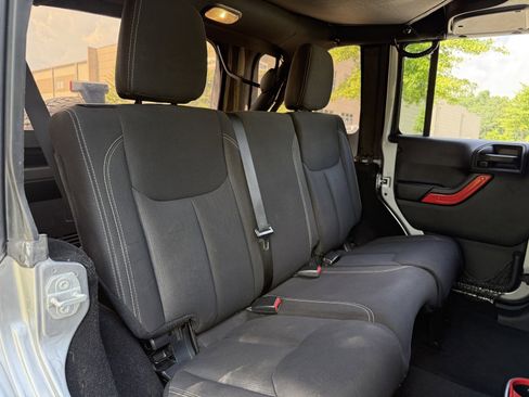 Used 2016 Jeep Wrangler Unlimited Sahara image 38